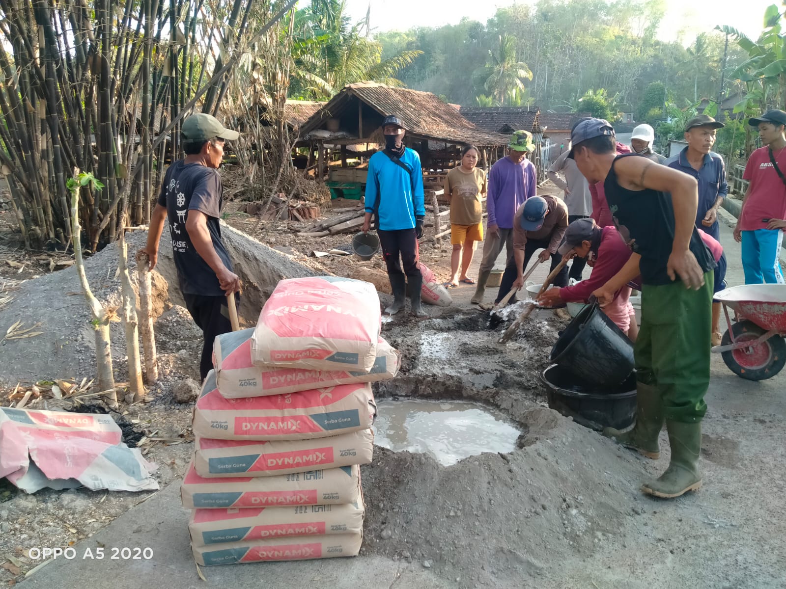 Pengerasan Rabat Beton Padukuhan Gangsalan Lor RT 21